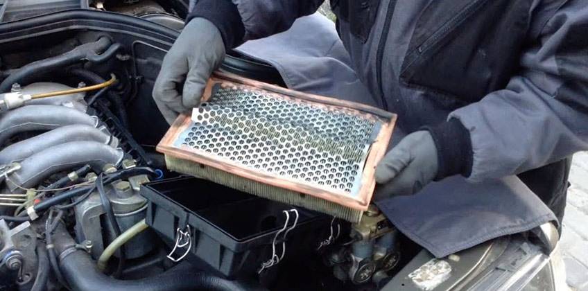 Как заменить воздушный фильтр на двигателе или почистить его