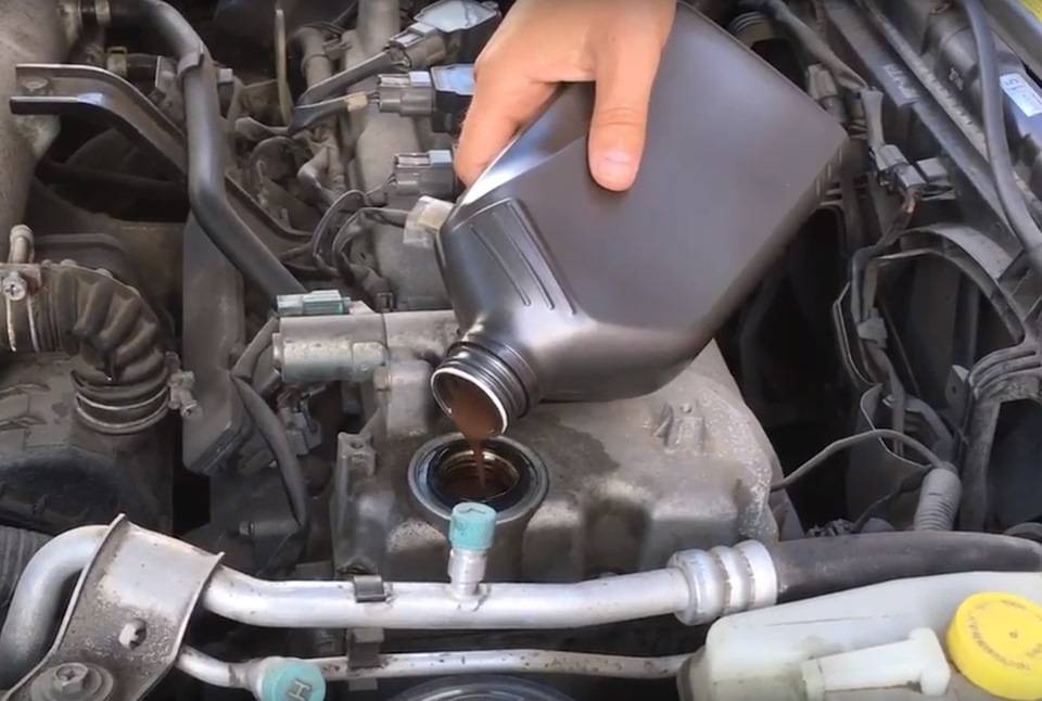 Как правильно доливать масло в в двигатель