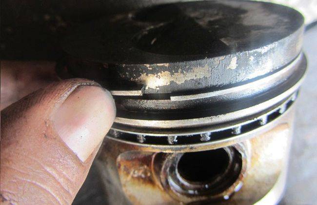 Дымит двигатель: как понять кольца или колпачки требуют замены?