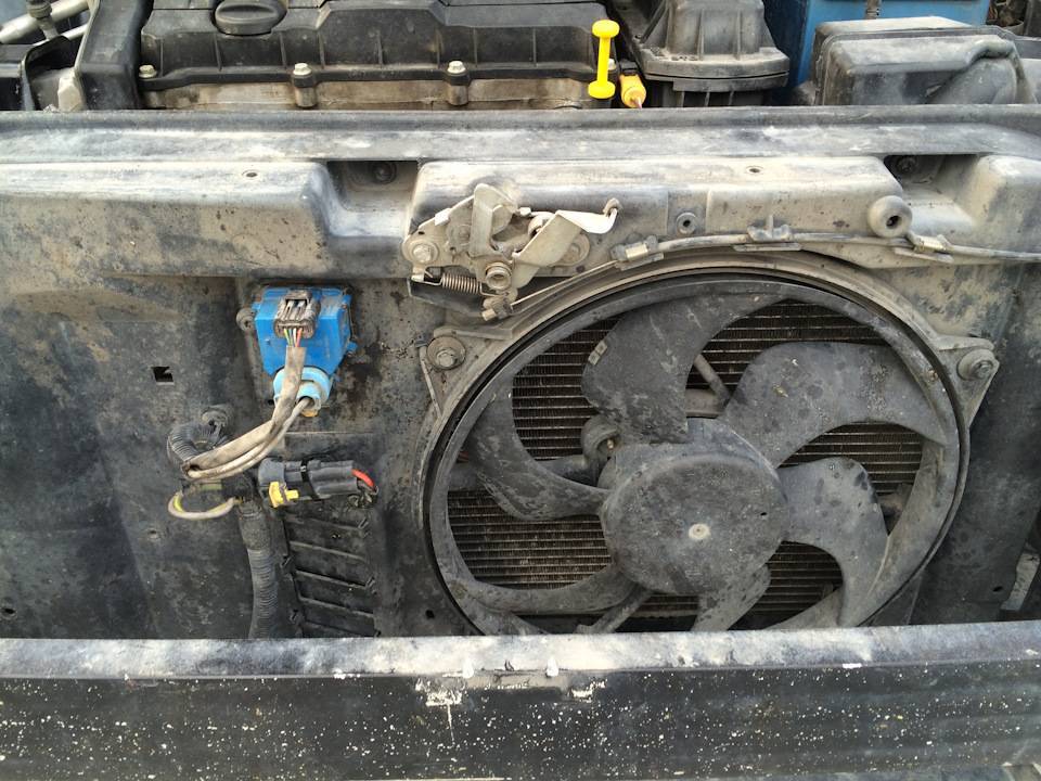 На пежо 308 вентилятор охлаждения постоянно работает: не выключается, а двигатель троит