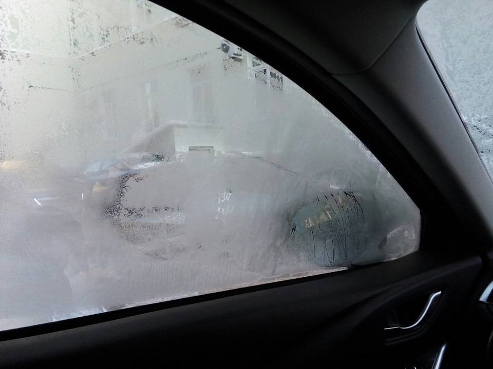 Как избавиться от запотевания стекол в автомобиле: в дождь, зимой, от антифриза, народными средствами