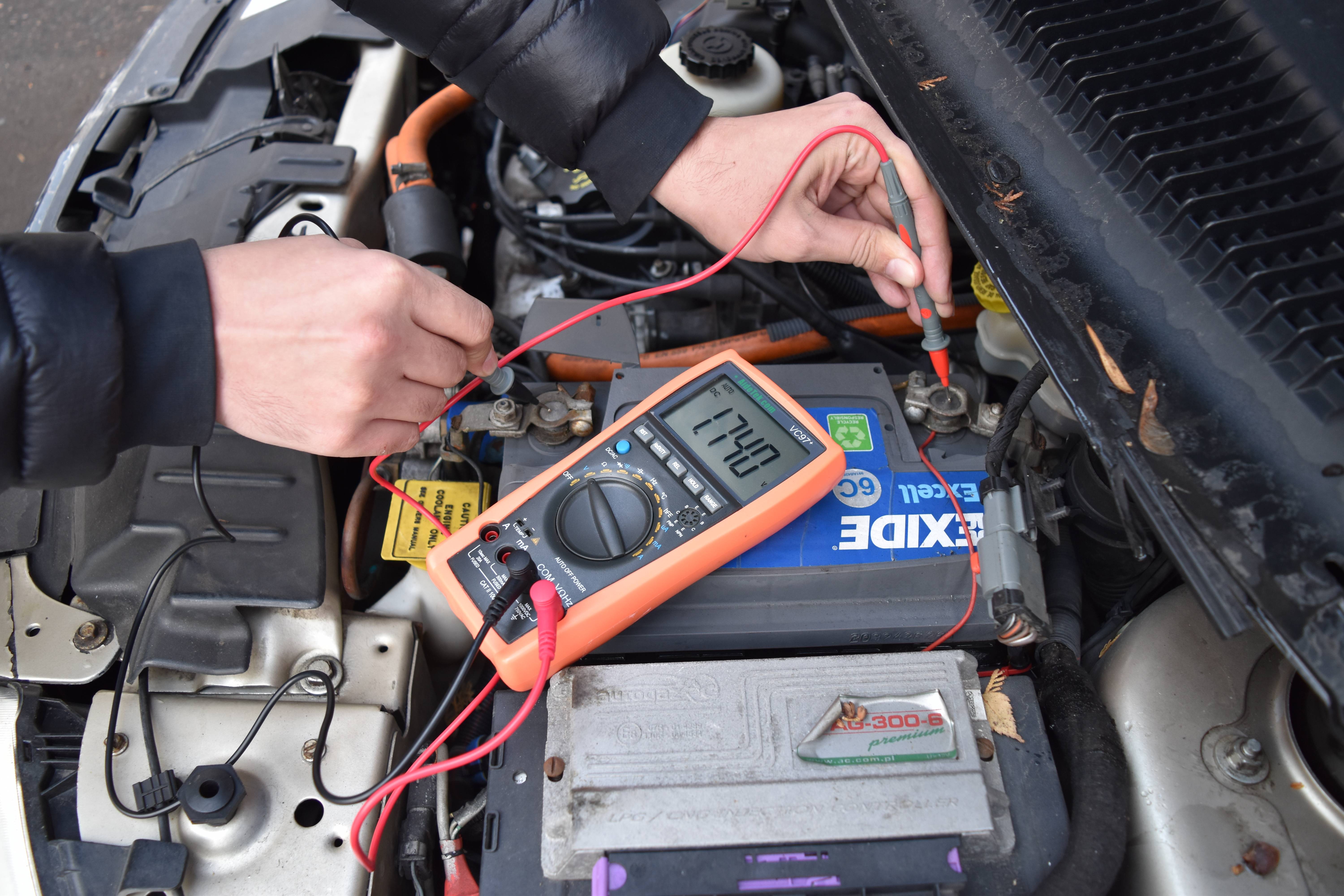 Как зарядить аккумулятор автомобиля правильно с помощью зарядного устройства в домашних условиях