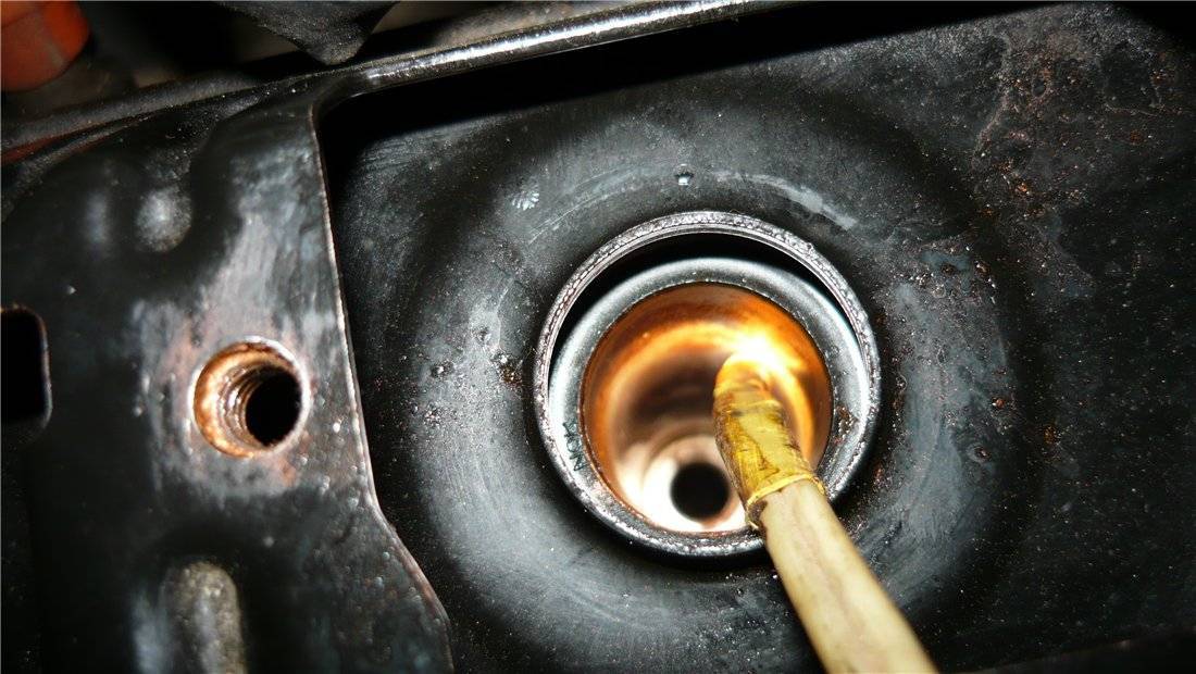 Почему попадает масло в свечные колодцы на автомобиле?