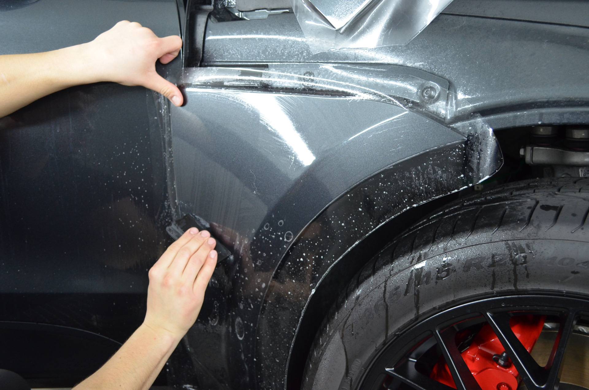 Как защитить лакокрасочное покрытие автомобиля?