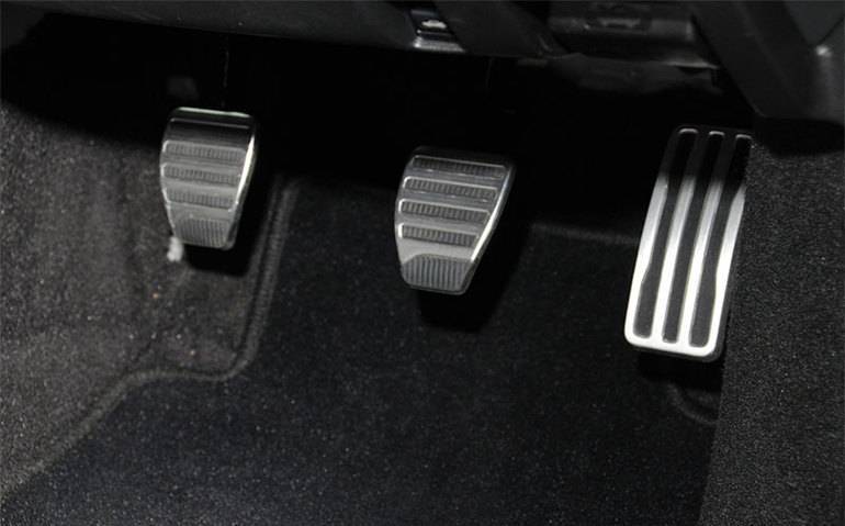 Расположение педалей в машине: газ, тормоз, сцепление