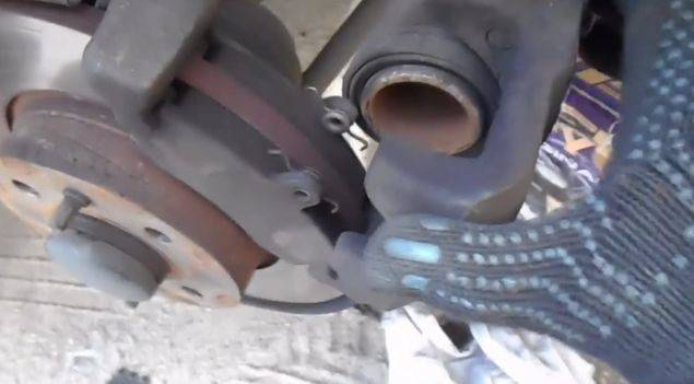 Как поменять передние тормозные колодки на ваз-2110 — фото, видео