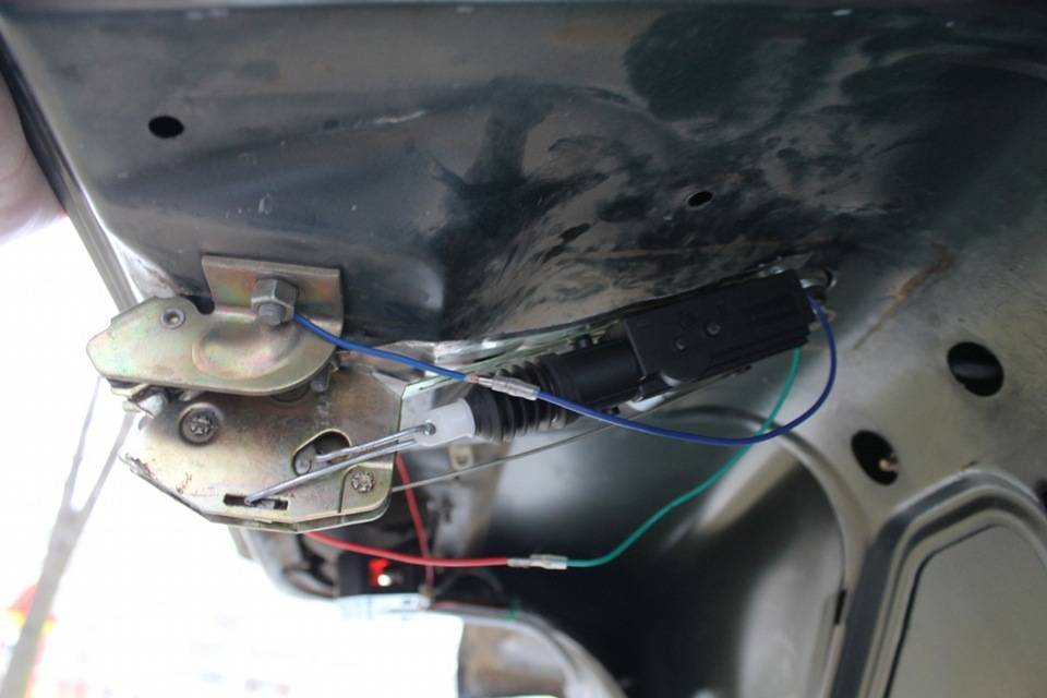 Замена замка крышки багажника, его регулировка, замена привода (цилиндра) замка