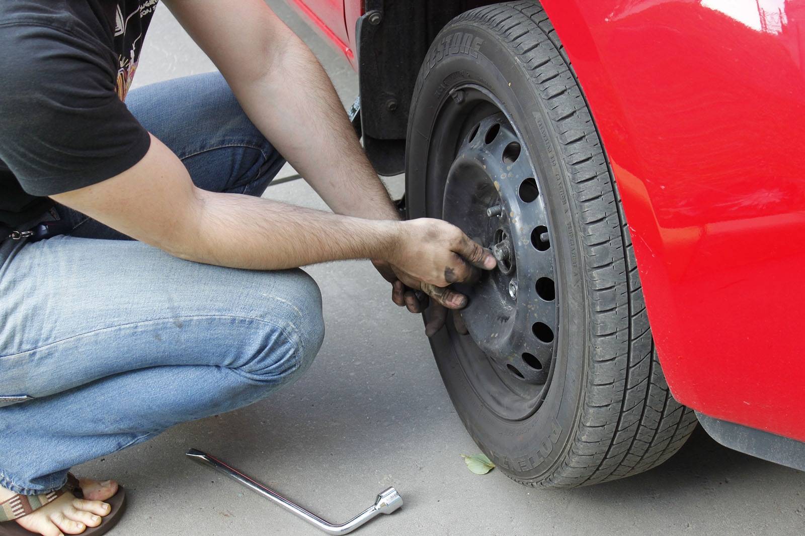 Как поменять колесо на автомобиле: инструкция
