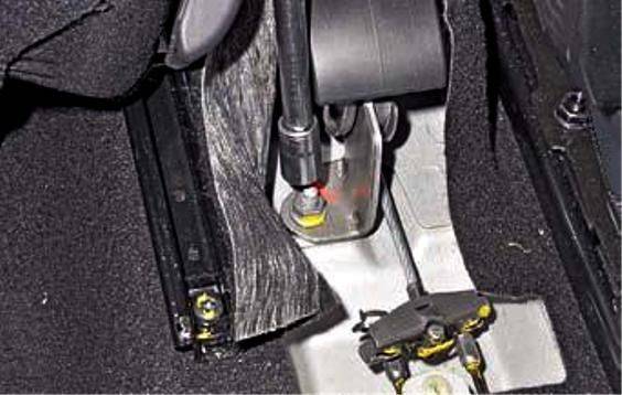 Обслуживание задних тормозов — замена колодок и троса, подтяжка ручника рено дастер