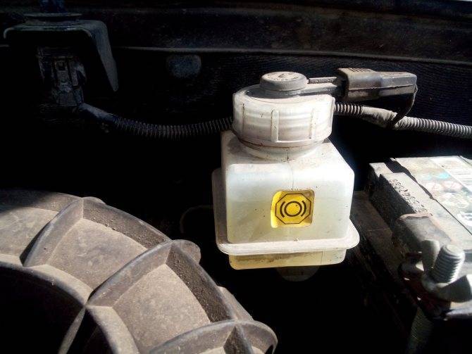 Как и когда нужно менять тормозную жидкость на автомобилях ваз. замена тормозной жидкости своими руками лада гранта марка тормозной жидкости для lada 4 - new lada
