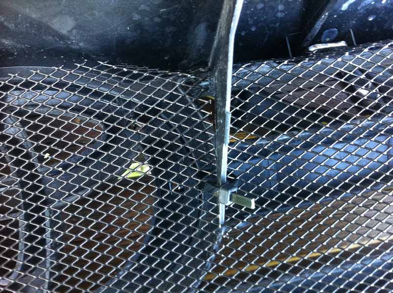 Как изготовить и поставить защитную сетку от насекомых на решетку радиатора?