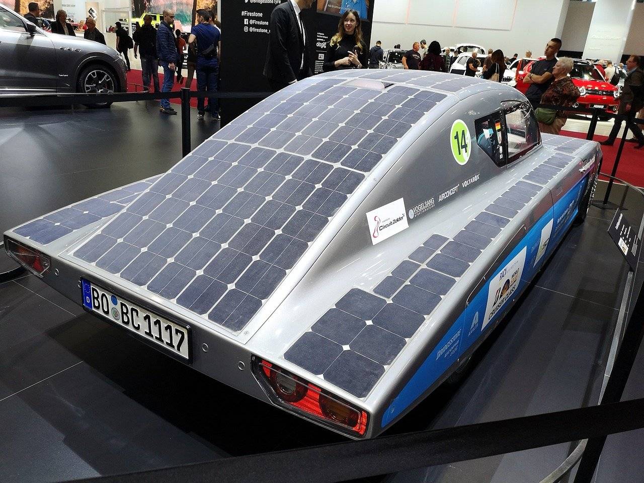 Концепция первого электромобиля на солнечных батареях lightyear one