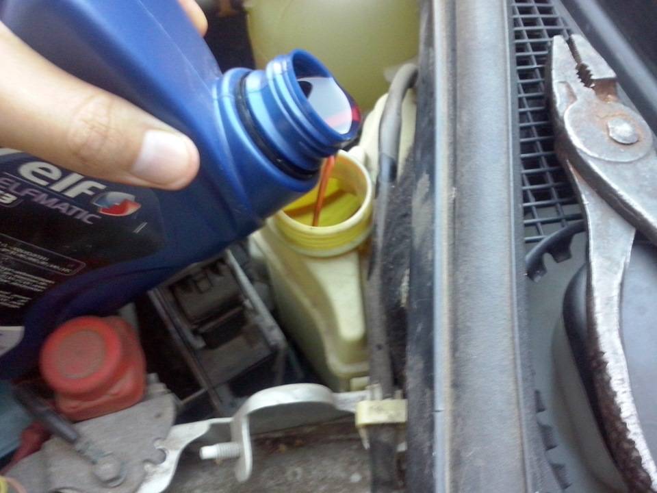 Замена жидкости гур renault logan: какое масло лить в гидроусилитель руля, неисправности насоса