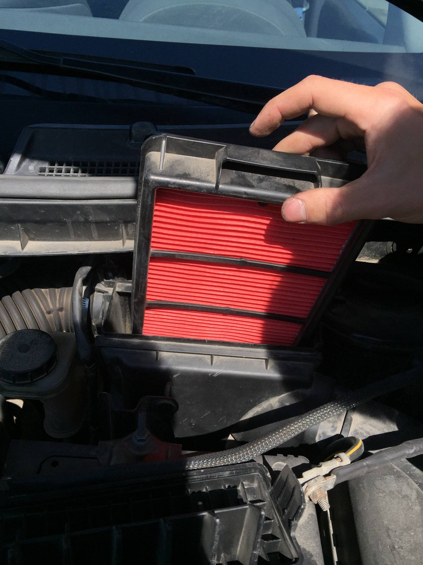 Как заменить воздушный фильтр на двигателе или почистить его