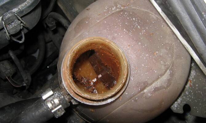 Почему масло попадает в систему охлаждения двигателя?