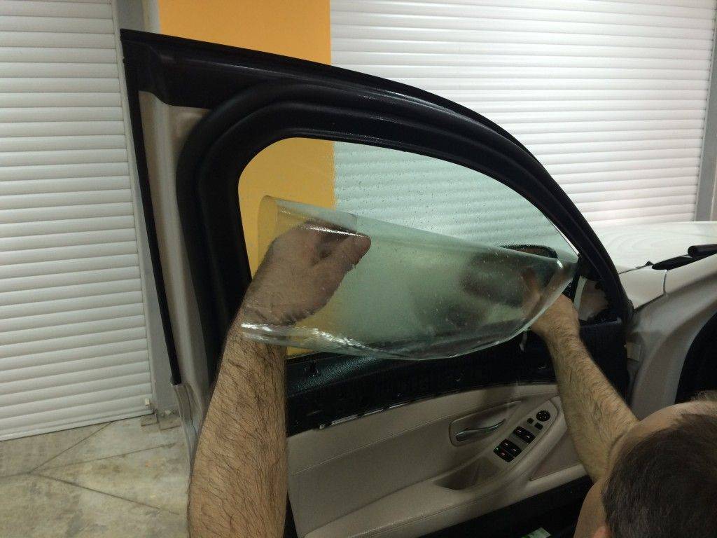 Как правильно клеить тонировку на стекла машины своими руками, нюансы работ с видео