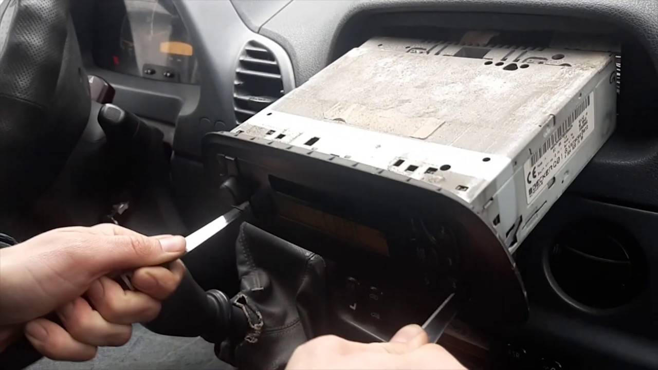Как вытащить автомагнитолу из панели. как правильно снять магнитолу без специальных ключей