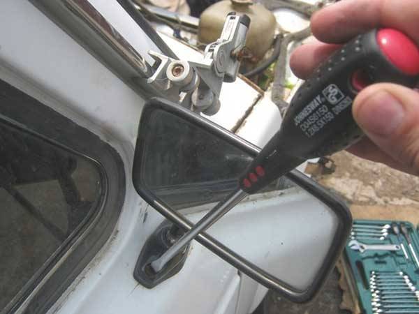 Как снять зеркало заднего вида на шевроле нива: замена бокового, как разобрать зеркало с электроприводом в шеви нива, особенности ремонта