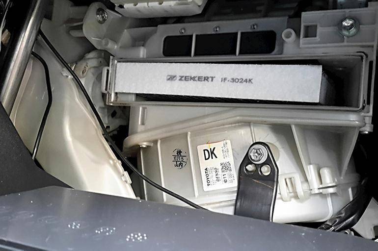 Меняем фильтр салона на Toyota Corolla (Е120 и Е150): процесс и выбор изделия