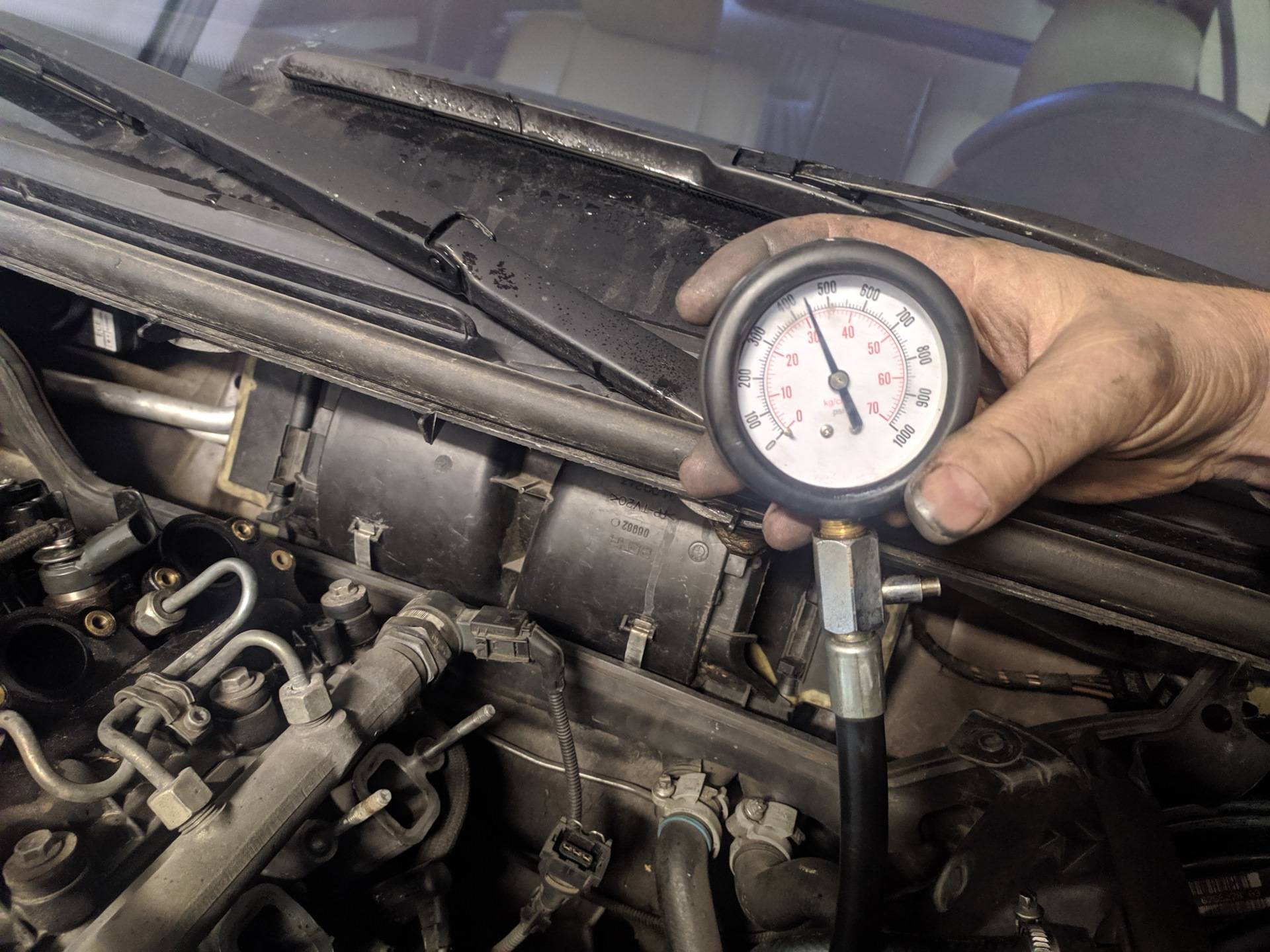 Как измерить компрессию в цилиндрах двигателя, и на что указывает пониженная компрессия?