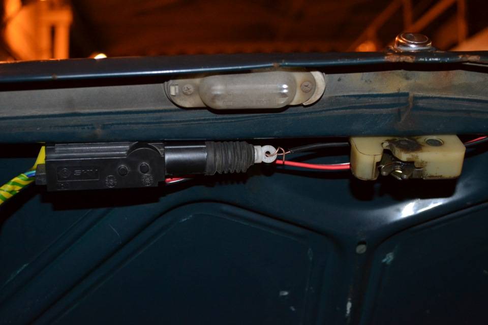 Открывание багажника с брелка сигнализации (дистанционное открытие багажника), с кнопки в салоне