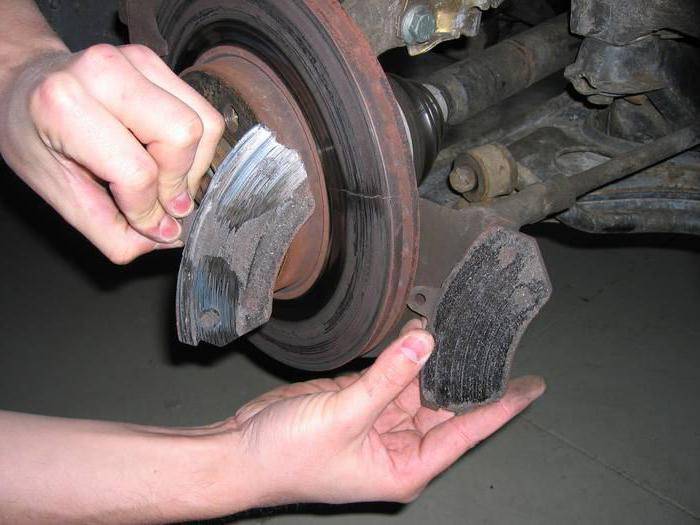 Как узнать об износе тормозных колодок не снимая колес?
