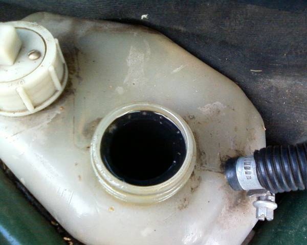 Почему закипает тосол в расширительном бачке на ВАЗ-2114: причины и ремонт