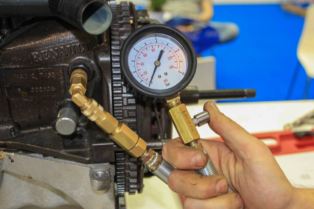 Всё о давлении масла в двигателе: какое должно быть, как измерить