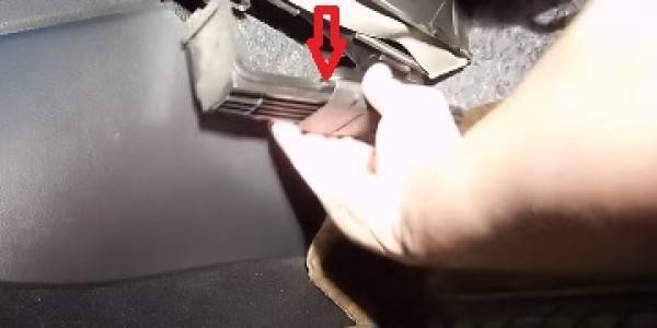 Как правильно поставить салонный фильтр на фольксваген поло седан куда направлять стрелки