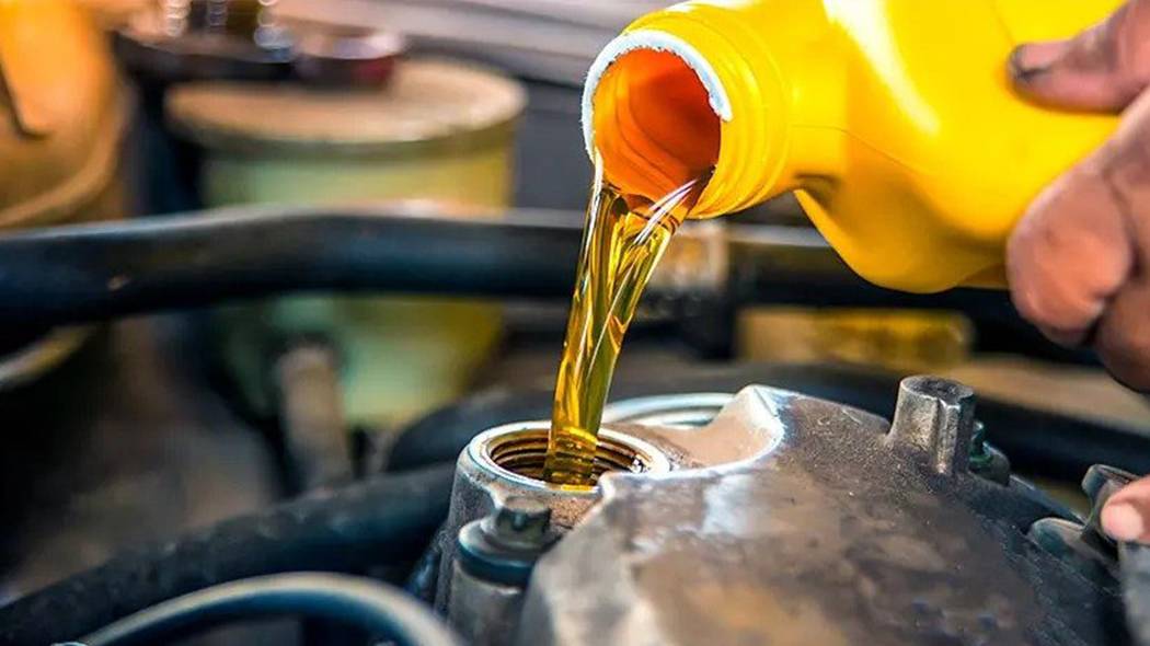 Как правильно долить масло в двигатель: можно ли доливать масло в горячий двигатель, куда заливать масло