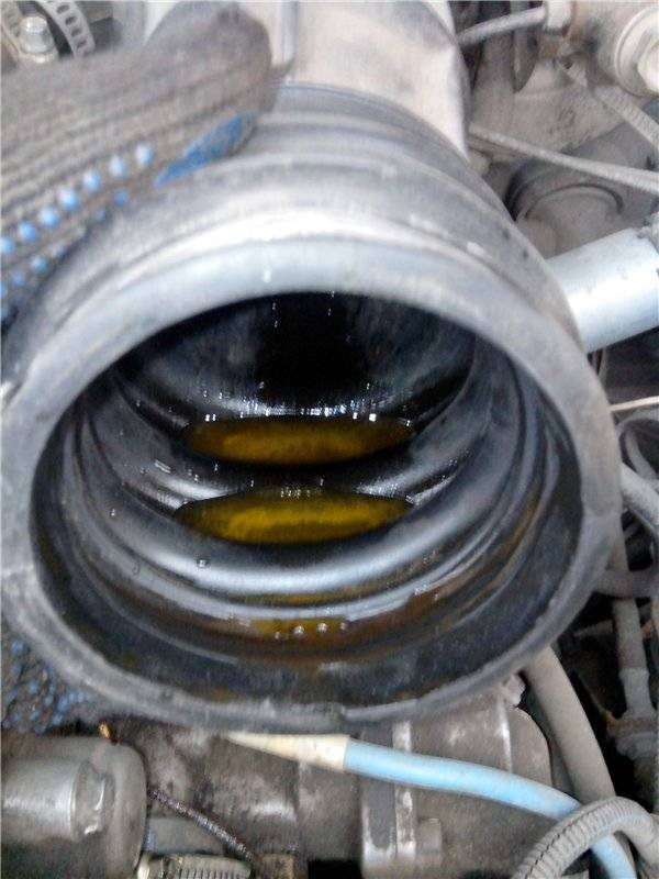 В гофре воздушного фильтра масло, ваз 2112, 16 клапанов
