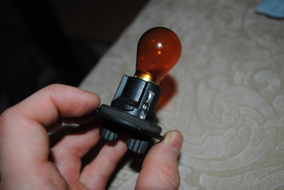 Как поменять лампочку поворотника на пежо 206