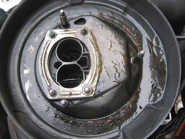 Испорченное масло в автомобильном двигателе. о чем говорят запах бензина, пузыри и эмульсия?