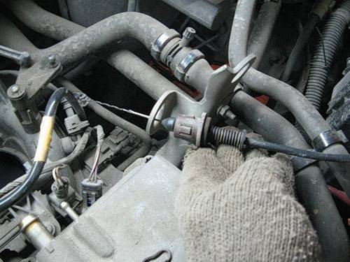 Вот что нужно делать если в вашей машине застряла педаль газа. стала западать педаль газа на рено логан, что делать? пошаговый процесс замены троса газа