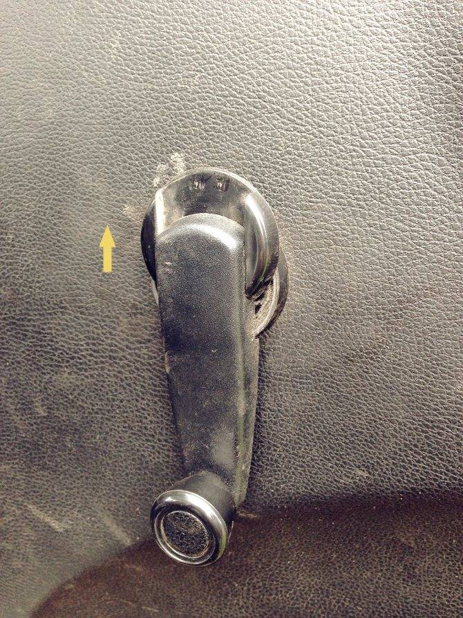 Как снять обшивку водительской двери шевроле нива