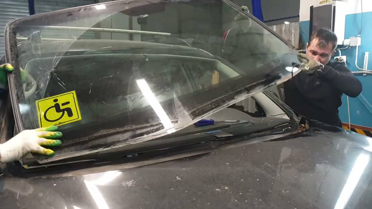 Как заменить лобовое стекло автомобиля своими руками