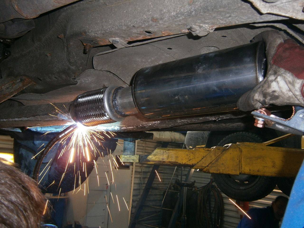 Самостоятельный ремонт глушителя автомобиля – способы без сварки: герметики и ленты