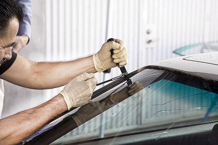 Ремонт трещин на лобовом стекле автомобиля - как остановить и убрать дефекты своими руками | dorpex.ru