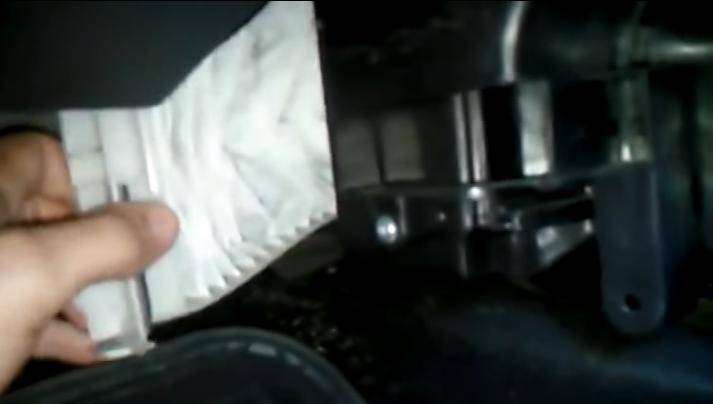 Меняем воздушный фильтр на Рено Дастер своими руками (+фото, +видео)