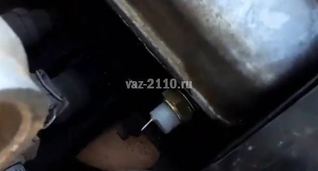 Почему горит сигнализатор давления масла на прогретом двигателе ваз-2112