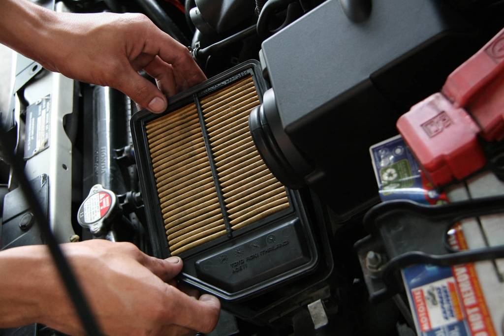 Замена воздушного фильтра двигателя автомобиля: когда и как часто его нужно менять, как правильно снять и заменить устройство в авто на дизеле для установки нового