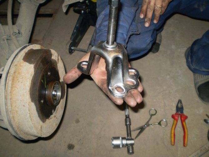 Как снять задний тормозной барабан на рено логан
