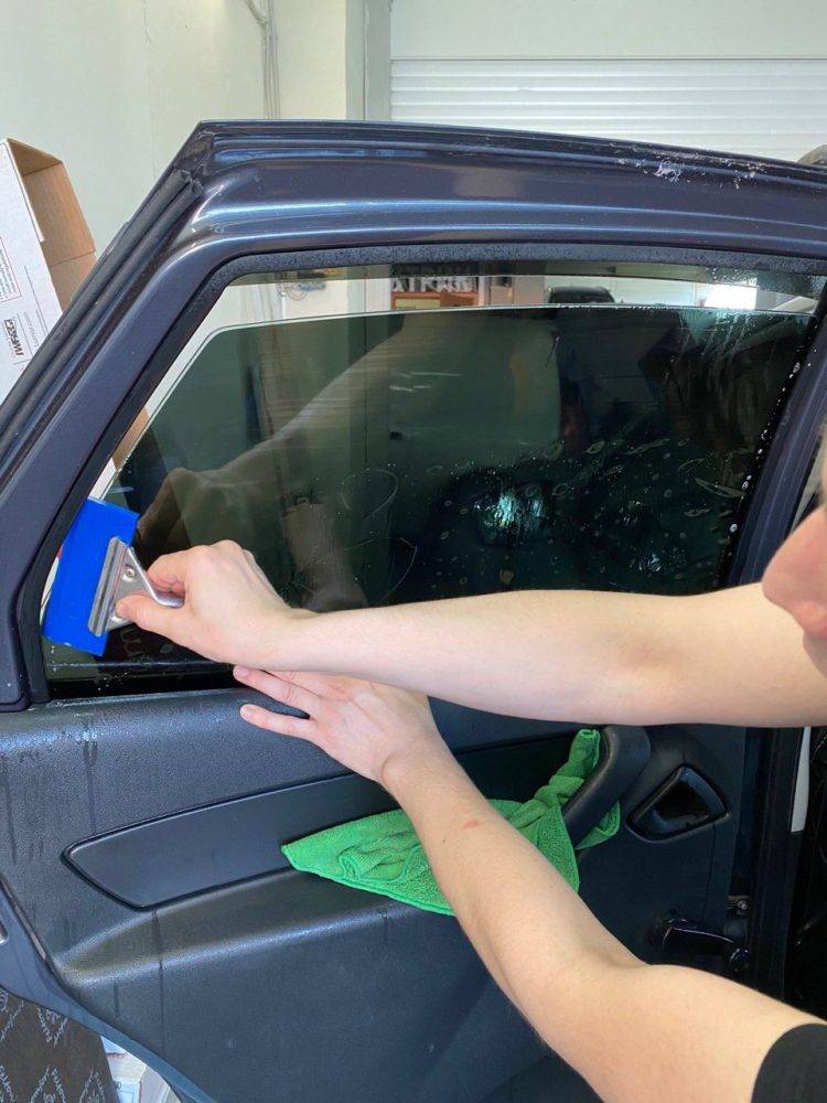 Как снять тонировку со стекла автомобиля
