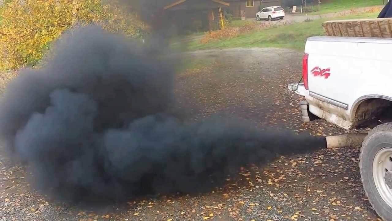 Почему чёрный дым из выхлопной трубы – опасный признак