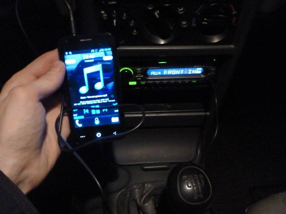 Как слушать музыку в машине через телефон: доступные способы