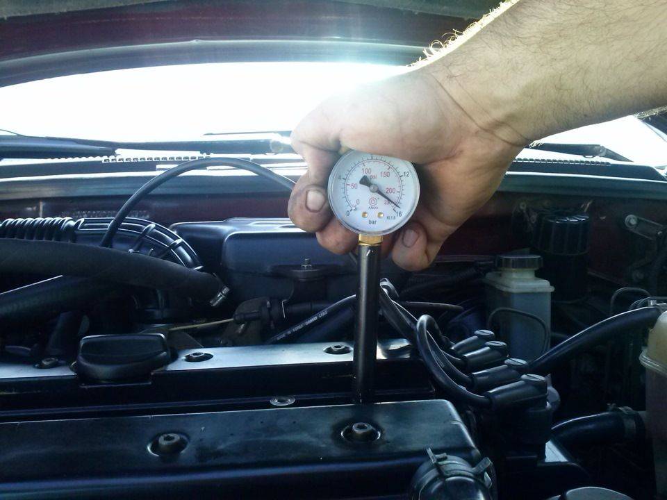 Чем и как проверить компрессию двигателя автомобиля своими руками, отличия для бензинового и дизельного, какова норма и прочее