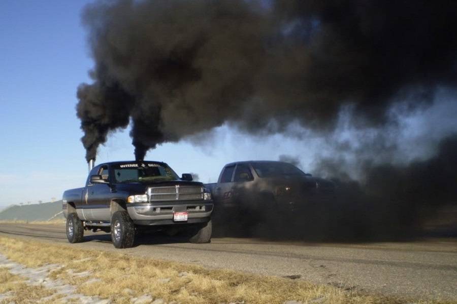 Почему появляется белый дым из выхлопной трубы дизельного двигателя, возможные неисправности и что делать