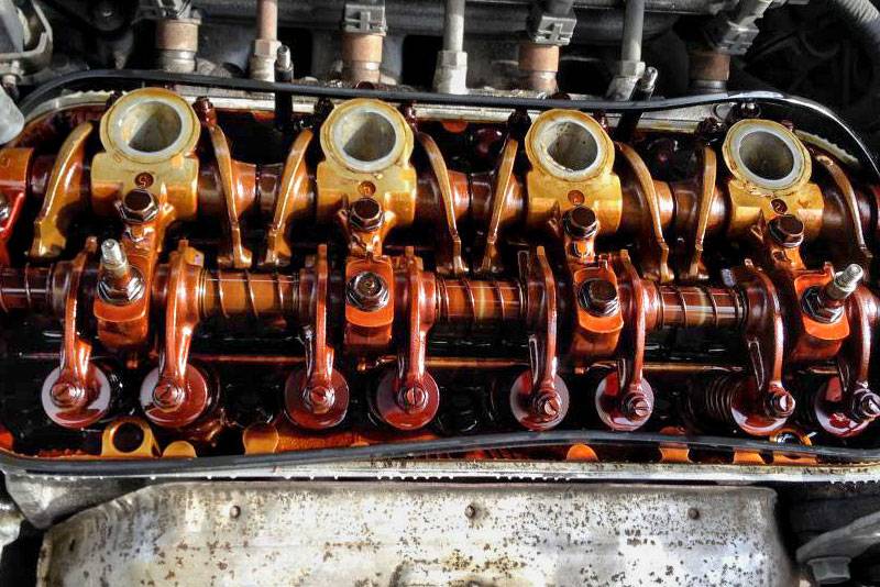 Почему быстро чернеет масло в двигателе авто: причины, фото и видео