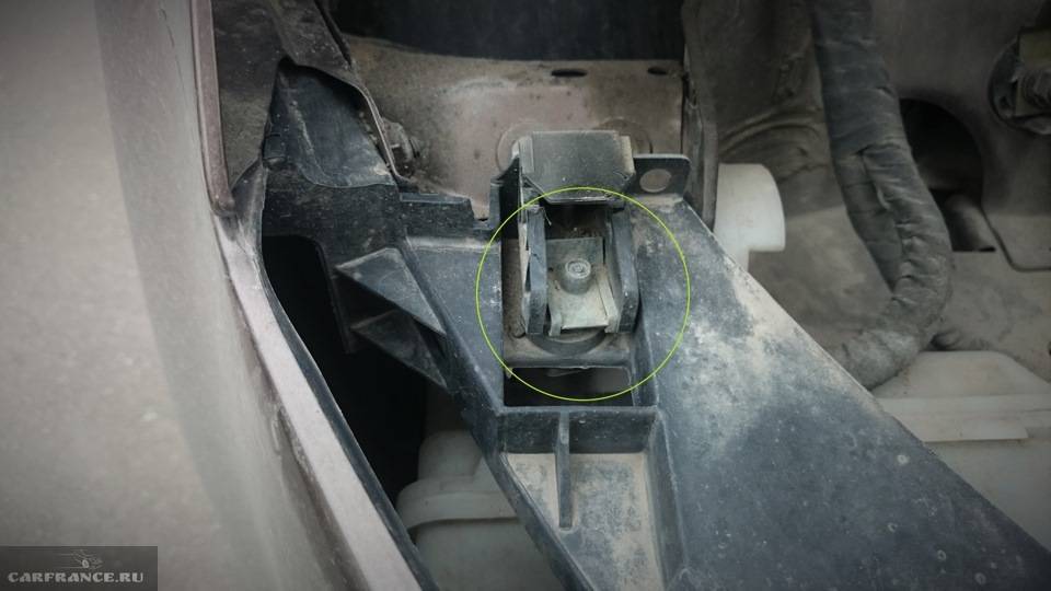 Меняем лампу ближнего света на Фольксваген Поло седан и тип лампы