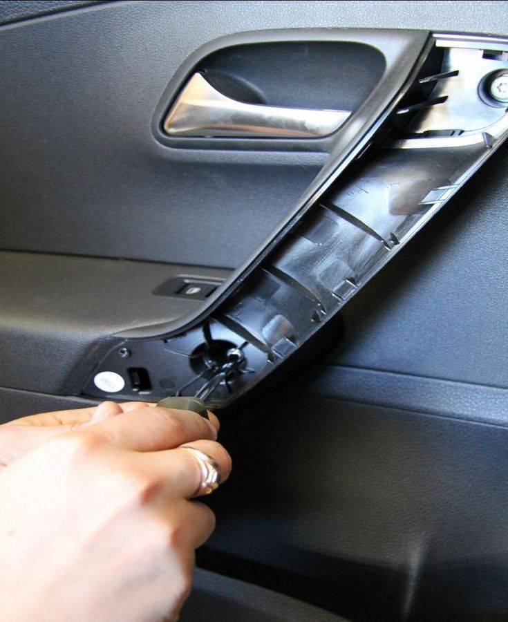 Как снять обшивку двери vw polo sedan